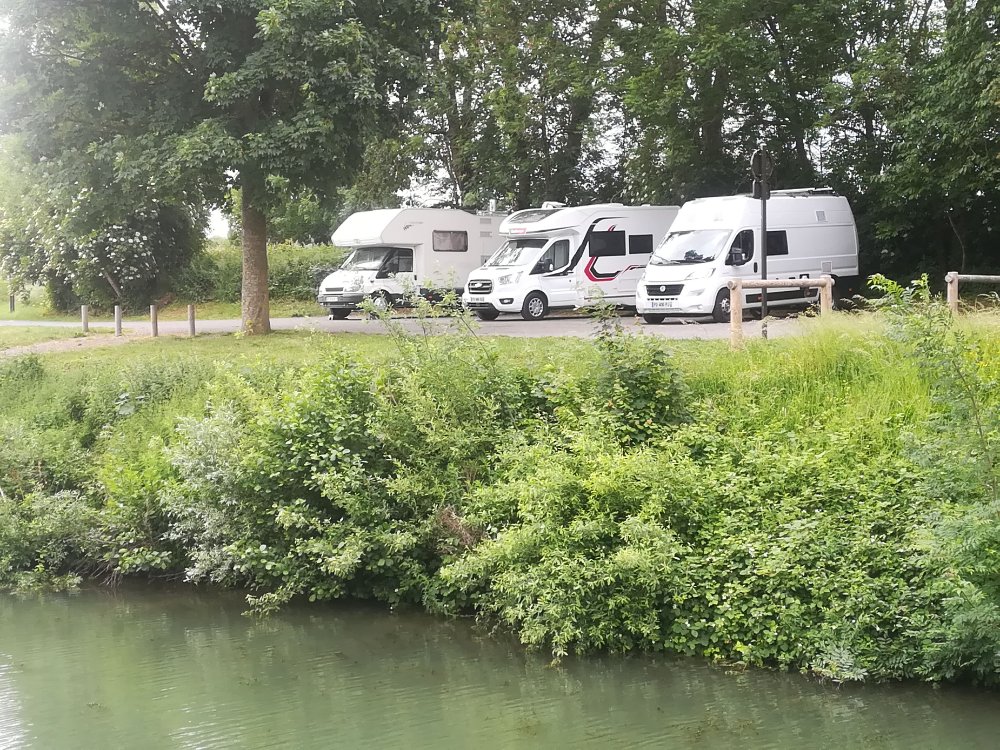 Aire camping-car  Clry-sur-Somme (80200) - Photo 2